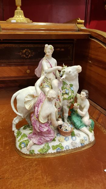 Groupe en porcelaine figurant l’enlèvement...