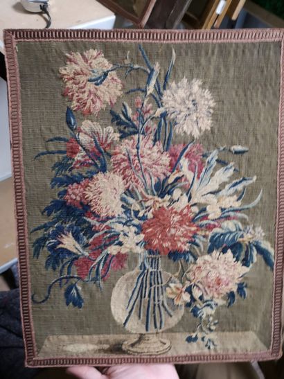 AUBUSSON

Paire de vases fleuris en tapisserie...