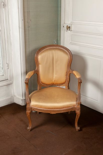 Fauteuil cabriolet en bois naturel mouluré...