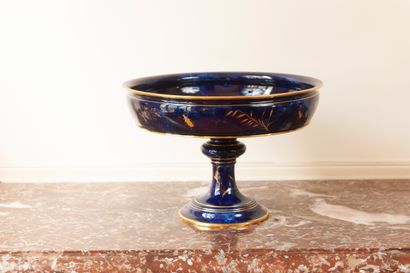 Coupe sur piédouche, fond bleu, décor d’insectes....