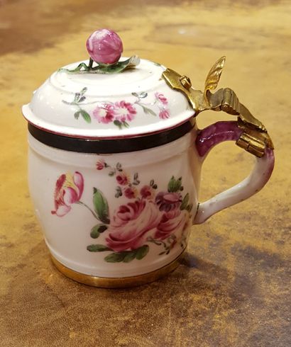 Moutardier en porcelaine tendre de Mennecy...