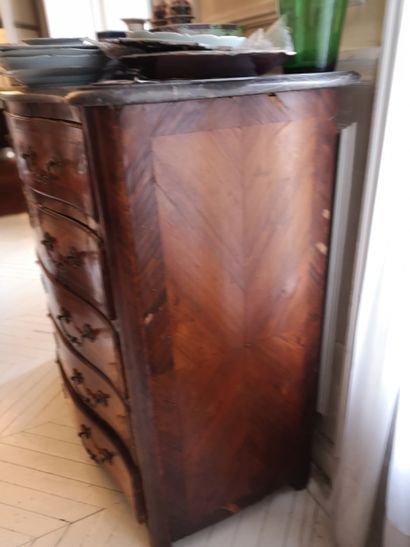 Commode en bois de placage, ouvrant à cinq...