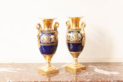 PARIS 

Paire de vases balustres, fond or,...