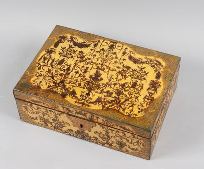 Coffret écritoire rectangulaire en bois laqué...