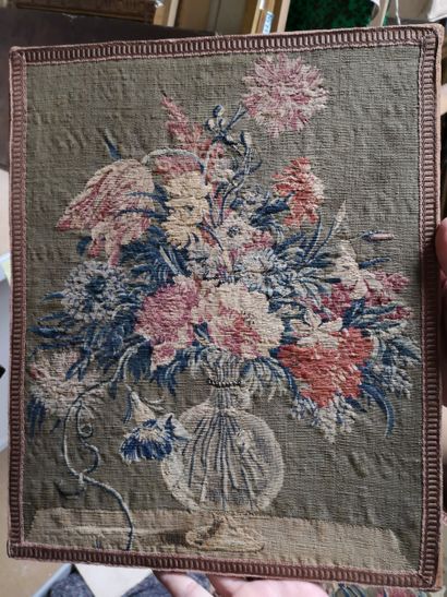 AUBUSSON

Paire de vases fleuris en tapisserie...