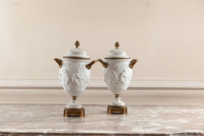 Paire de vases balustres couverts en porcelaine...