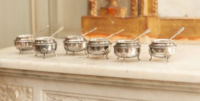 Suite de six salerons tripodes en argent...