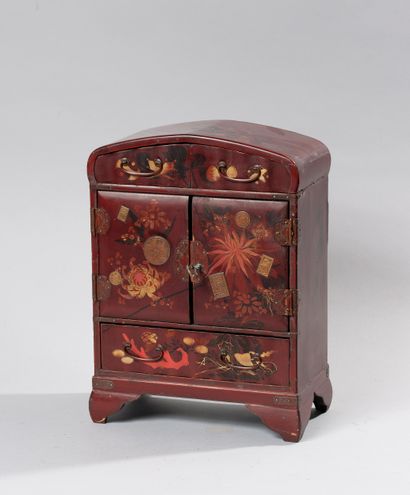 
Small cabinet in red lacquer and gold highlights...
