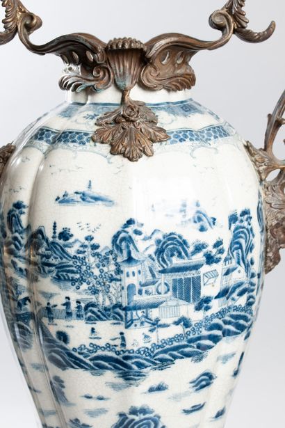 Paire de vases en porcelaine craquelée de...