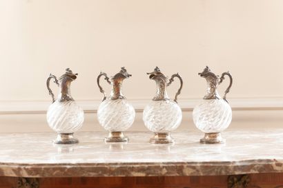 Suite de quatre aiguières en cristal à côtes...