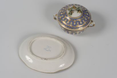 Bouillon couvert en porcelaine tendre à décor...
