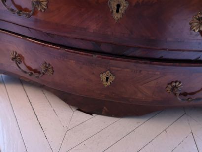 Commode en bois de placage, ouvrant à cinq...