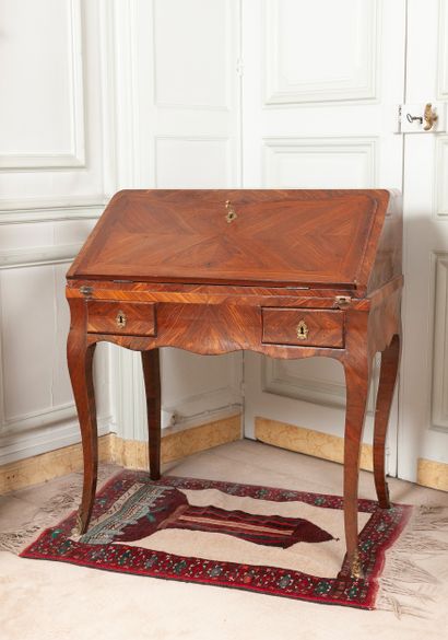 Bureau de pente en placage de bois de violette...