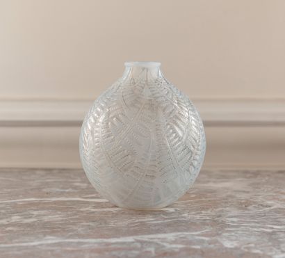 Vase modèle Fougères en verre moulé-pressé...
