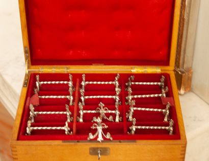 Coffret contenant douze porte-couteaux en...