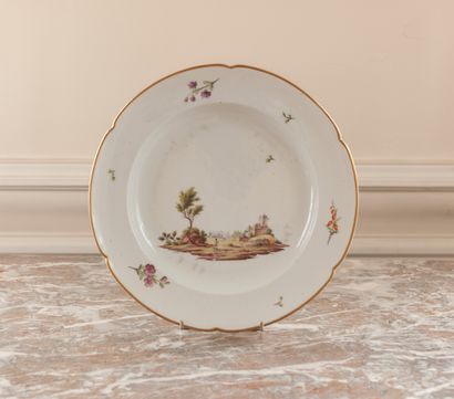 Grand plat en porcelaine à décor d’un paysage.

Niderviller,...