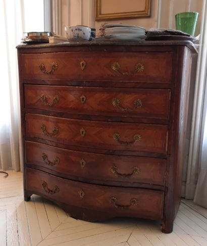 Commode en bois de placage, ouvrant à cinq...