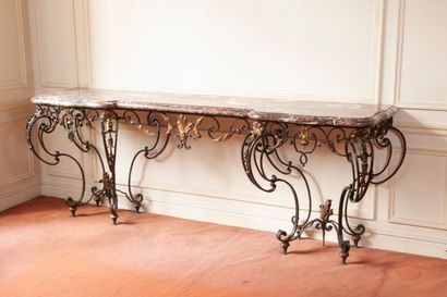 Console en fer forgé et tôle dorée à décor...