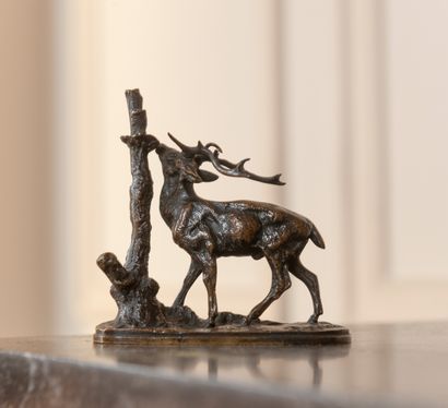 D’après Pierre-Jules MENE

Cerf à la branche

Bronze.

Haut....
