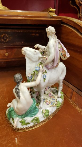 Groupe en porcelaine figurant l’enlèvement...