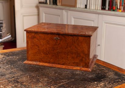 Coffret rectangulaire en loupe de thuya formant...