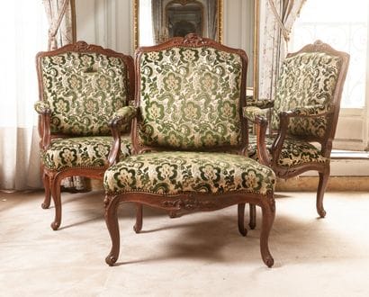 Suite de trois fauteuils à la reine en bois...