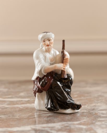 Sujet en porcelaine figurant un jeune joueur...