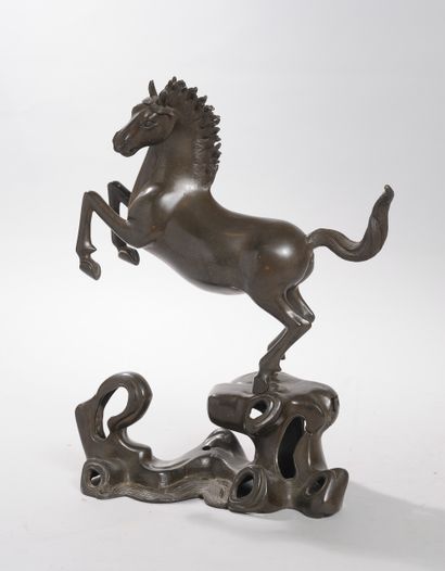 Japon. 

Cheval cabré en bronze à patine...