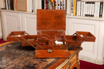 Coffret rectangulaire en loupe de thuya formant...
