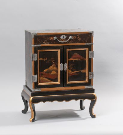 Petit cabinet en laque ouvrant par un tiroir...