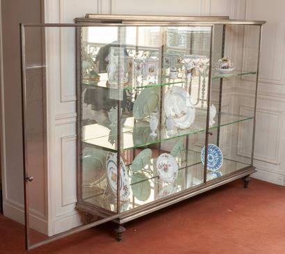 Vitrine en acier éclairante à porte coulissante

Haut....