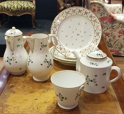 PARIS

Lot de porcelaines comprenant :

Une...