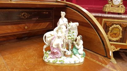 Groupe en porcelaine figurant l’enlèvement...