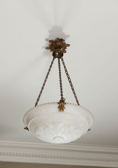 Lustre, la vasque en albâtre retenue par...