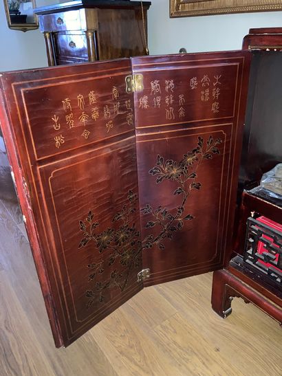 China, 20th century

Lacquered wood sideboard...