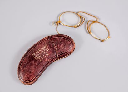 Léon REGARD (Optician in Lyon)

Gold lorgnette...