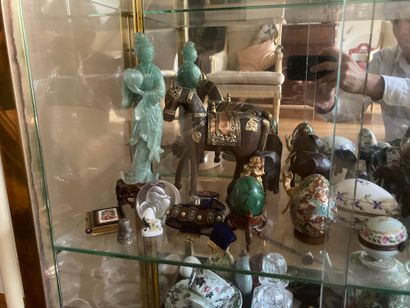 Set of various trinkets, hard stone statuette,...