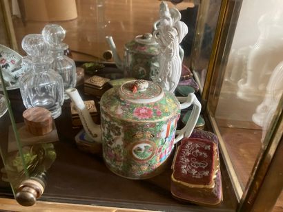 Set of various trinkets, hard stone statuette,...