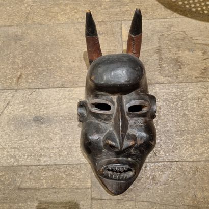 Ex 5090-2 African mask, face with two horns...