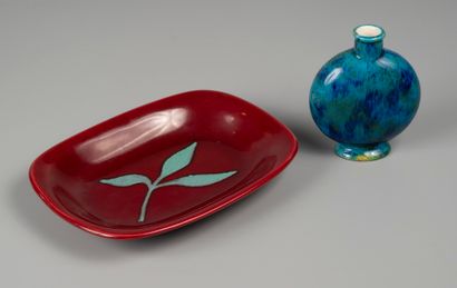 Paul MILET in Sèvres

A vase and a dish in...
