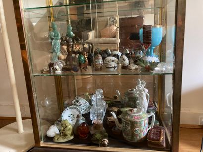 Set of various trinkets, hard stone statuette,...