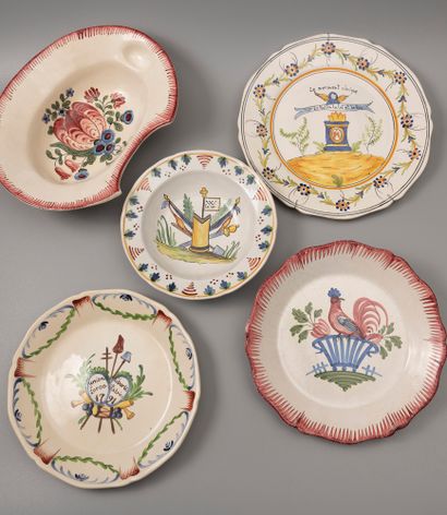 20949

Set of five earthenware plates including...