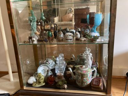 Set of various trinkets, hard stone statuette,...