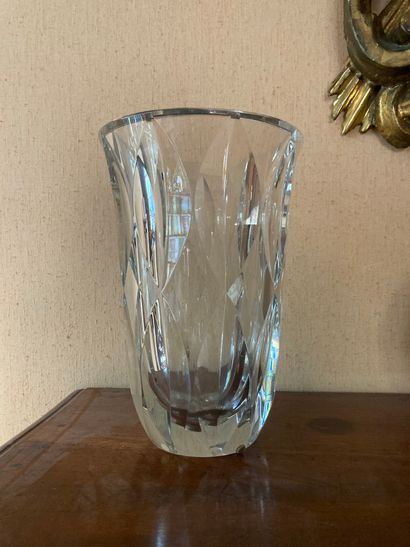 SAINT LOUIS

Cut crystal vase

H : 34 cm...