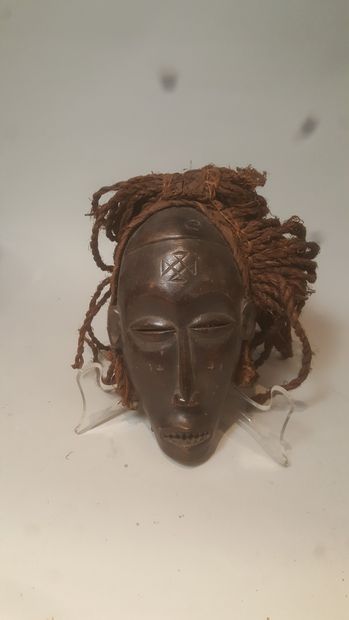 CONGO.

Pende mask.

Wood and raffia.

It...