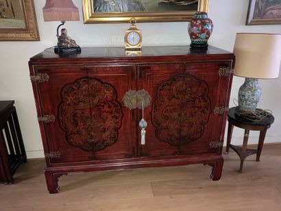 China, 20th century

Lacquered wood sideboard...