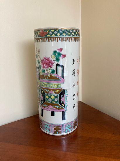 CHINA, circa 1900

Enameled porcelain scroll...