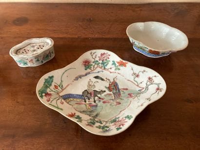 CHINA

Set of two poly-lobed bowls and an...