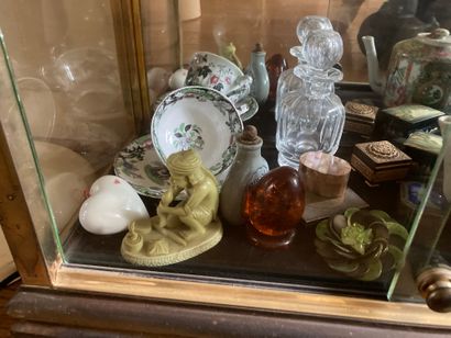 Set of various trinkets, hard stone statuette,...