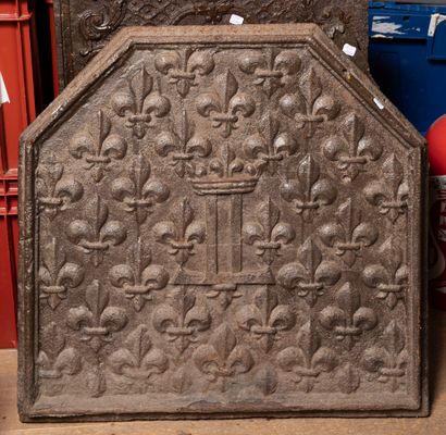 Fireback with fleur-de-lys decoration, canted.

Central...